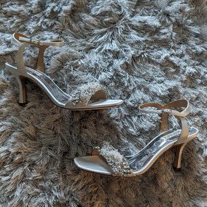 NWOT Badgley Mischka White Kate Sandals Heels 8